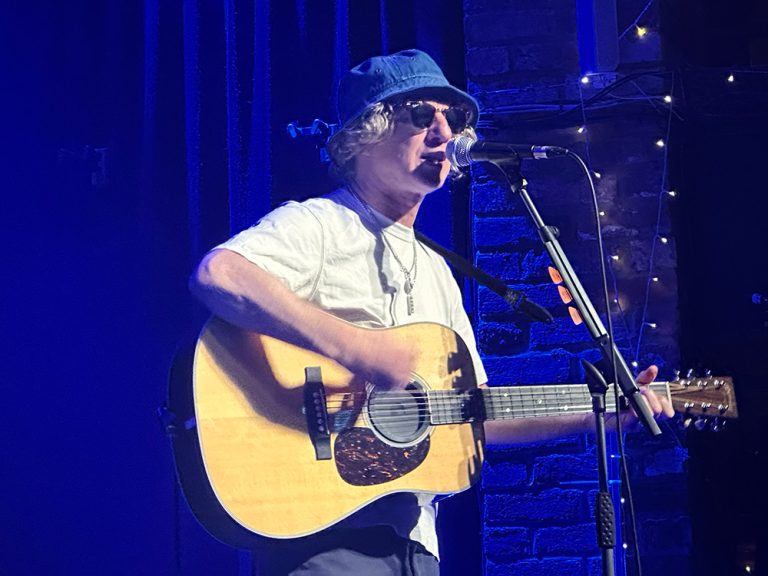 Yeah Yeah Yeah – It’s a Cast Outstore